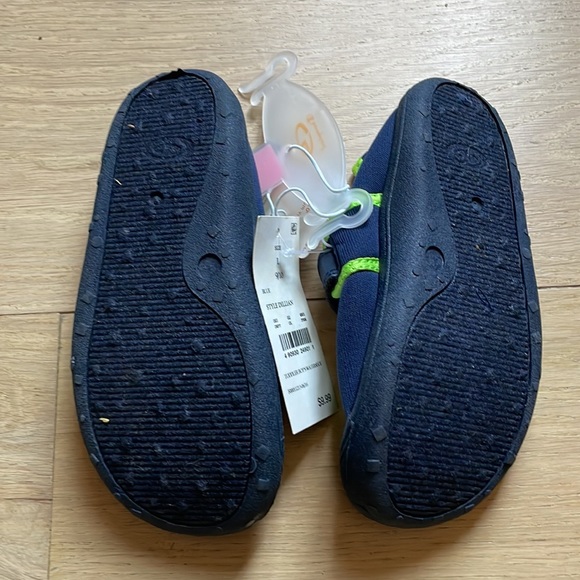 NEW WITH TAGS Water Shoes, size 9/10 toddlers.  Navy & Lime, Velcro strap. - Picture 2 of 6